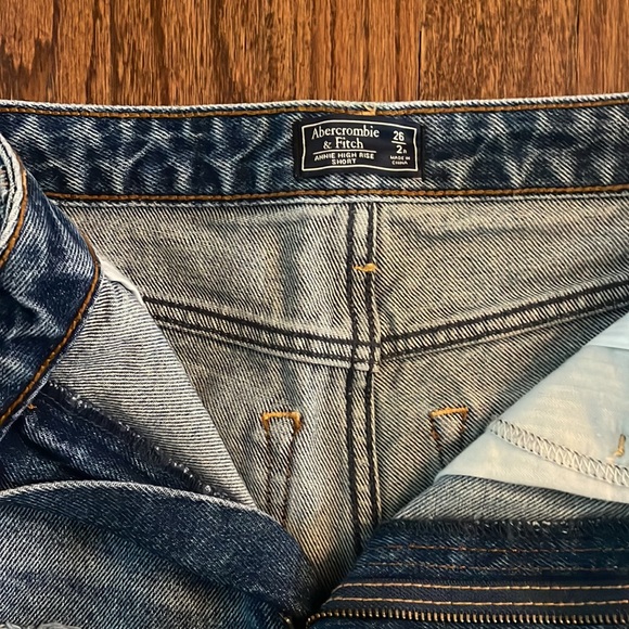 Abercrombie & Fitch Annie High Rise Short - Picture 2 of 3